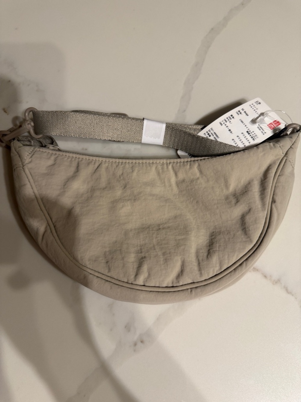 Uniqlo Round Ultra Mini bag / beige